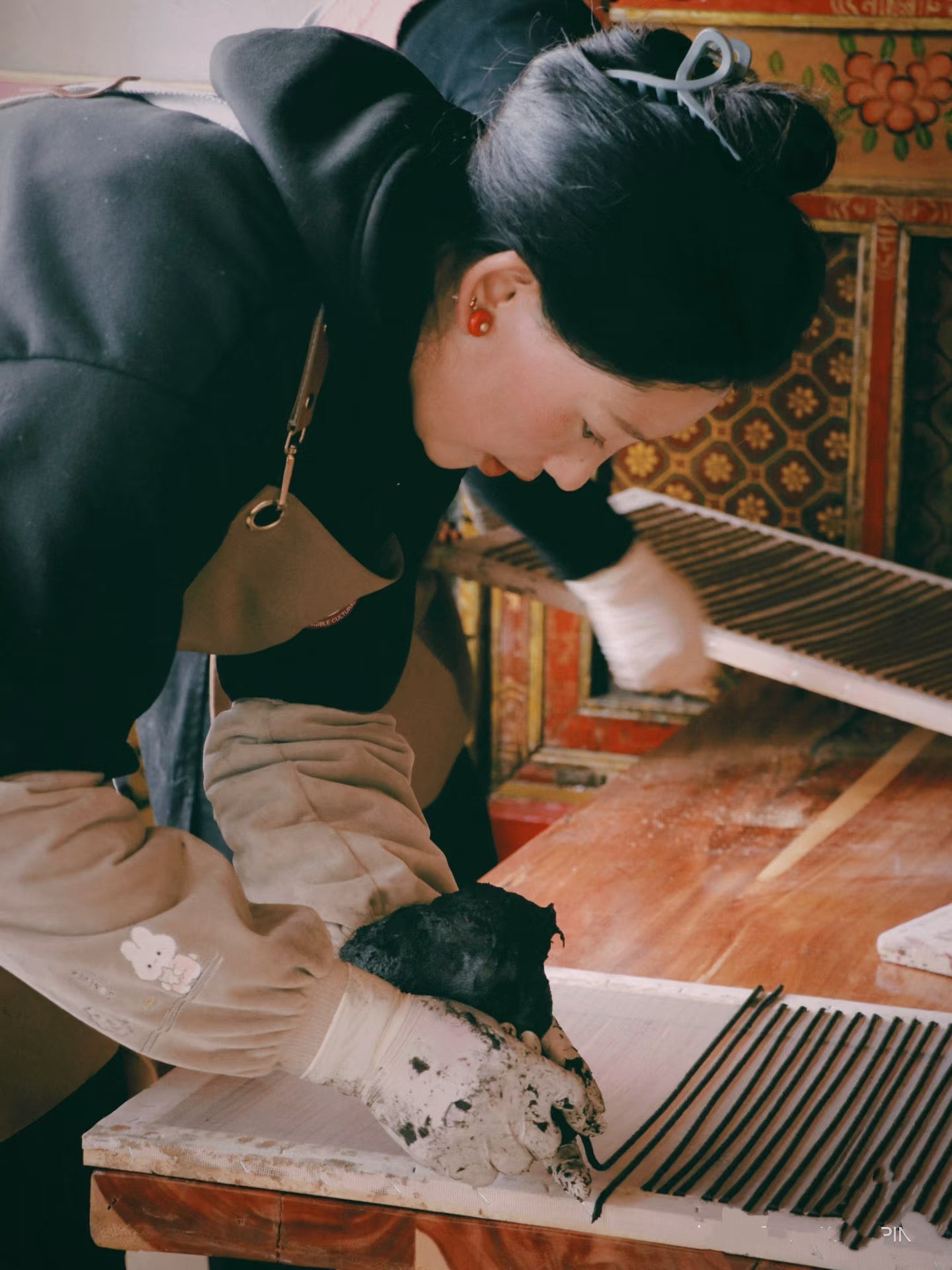 Tibetan Artisans: Handmade Singing Bowls & Incense Craftsmanship – HIMALAYA ZEN